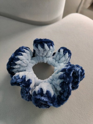 Χειροποίητο πλεκτό scrunchie για τα μαλλιά σε μπλε και γαλάζιο χρώμα καινούργιο
