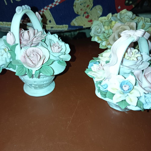Porcelain rose set with resin flowers, like new