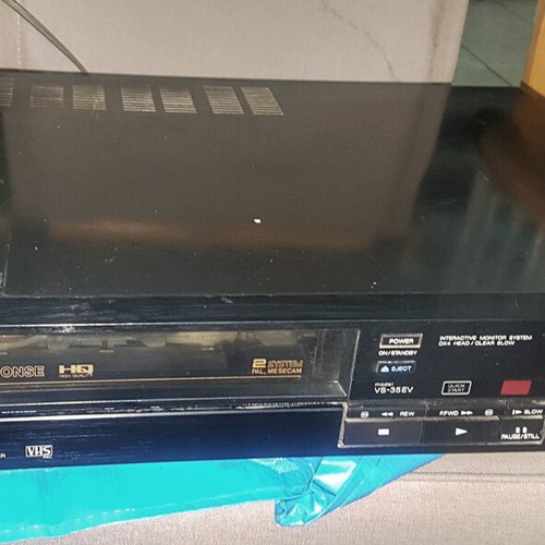 Akai VHS player with 6 used video cassettes untested