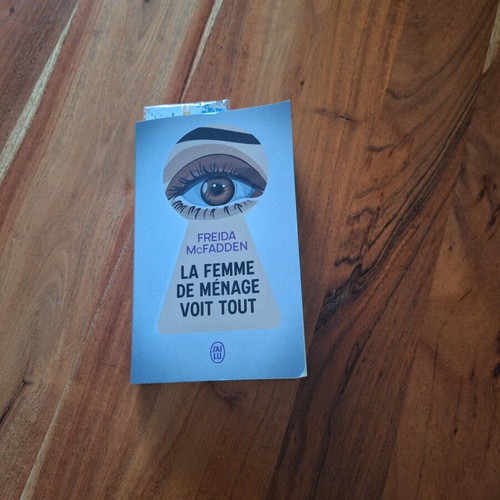 La Femme de Ménage Voit Tout book by Freida McFadden with Greek bookmark gift