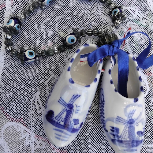 Vintage διακοσμητικό με πορσελάνινα τσόκαρα Delft Blue και βραχιόλι-φυλαχτό σαν καινούργιο