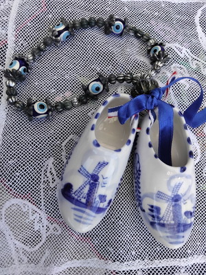 Vintage διακοσμητικό με πορσελάνινα τσόκαρα Delft Blue και βραχιόλι-φυλαχτό σαν καινούργιο