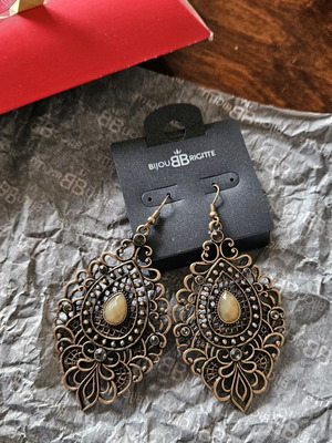 Bijou Brigitte earrings new, vintage style, metal and plastic