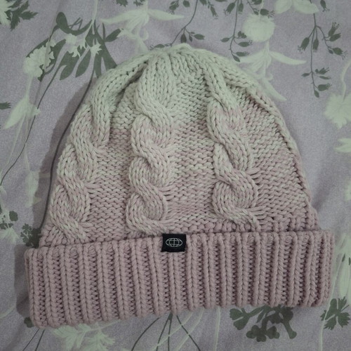Pink knit cap like new, one size, white and pink