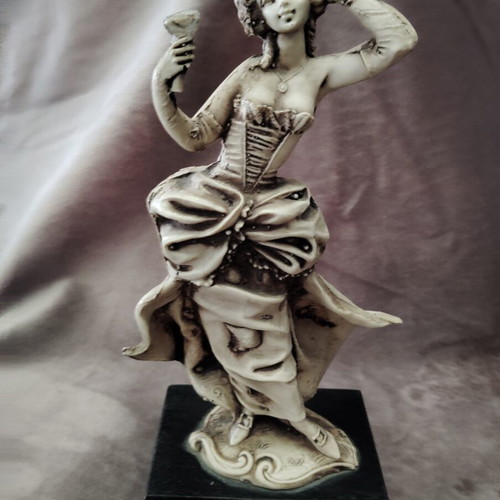 Victorian Woman Figurine resin 19cm like new, decorative Italy