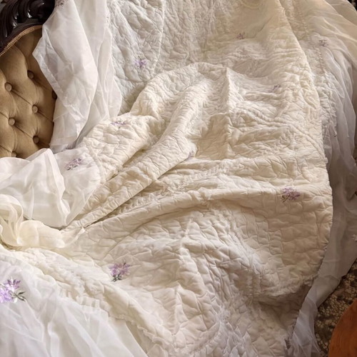 Vintage quilt with ruffles and romantic flowers, 140x208 cm