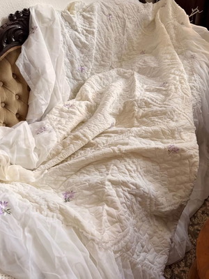 Vintage quilt with ruffles and romantic flowers, 140x208 cm