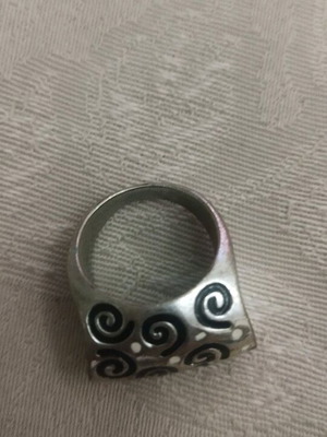 Ασημένιο δαχτυλίδι τύπου cigar band με ανάγλυφο σχέδιο σπείρες σαν καινούργιο