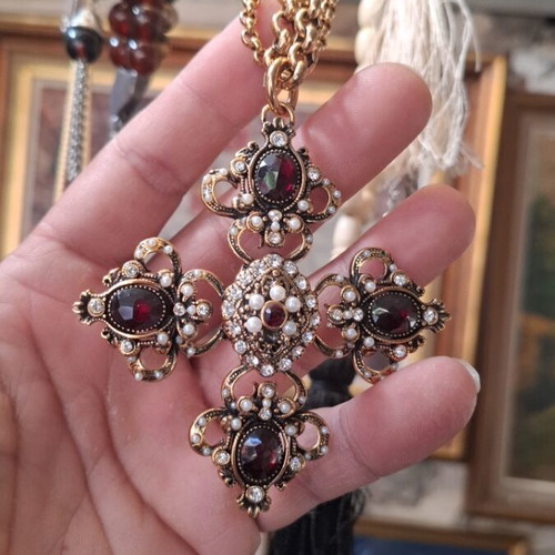 Arti Casa jewelry gold color like new from a renowned house