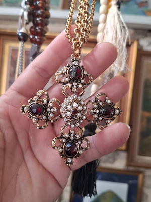 Arti Casa jewelry gold color like new from a renowned house
