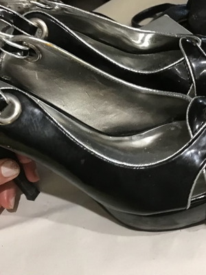 Πέδιλα Guess peep toe μαύρα λουστρίνι μεταχειρισμένα, νούμερο 38