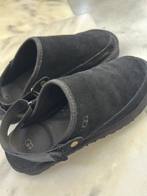 Ugg black size 42 like new with anatomical insole
