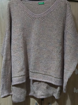 Benetton sweater like new, size L, warm for winter
