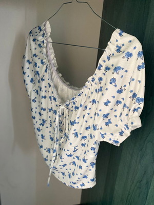 White top with blue flowers like new