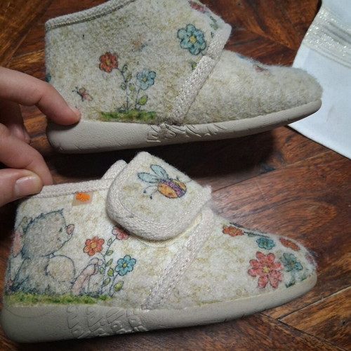 Children's winter house slippers size 26 like new, beige multicolor