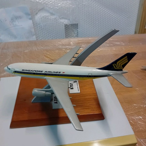Metal Singapore Airlines airplane models used, set of 2