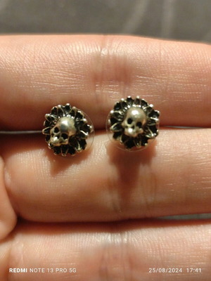 Goth skull earrings used, in good condition