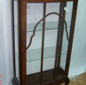 ANTIKA ΑΓΓΛΙΚΗ ΟΡΘΟΓΩΝΙΑ ΒΙΤΡΙΝΑ (CHINA CABINET) QUEEN ANN ΜΕ 2 ΚΡΥΣΤΑΛΛΙΝΑ ΡΑΦΙΑ ΑΠΟ ΞΥΛΟ ΔΡΥΟΣ CIRCA 1920.