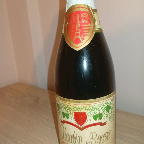 Moulin Rouge champagne very old, sealed, new