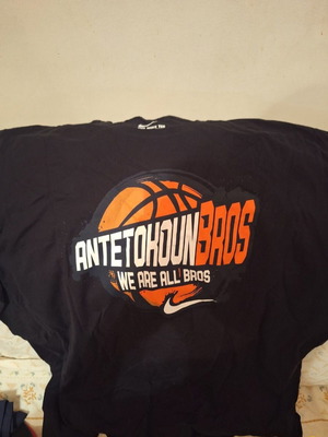 Αυθεντική μπλούζα Antetokounbros μέγεθος XXL σαν καινούργιο