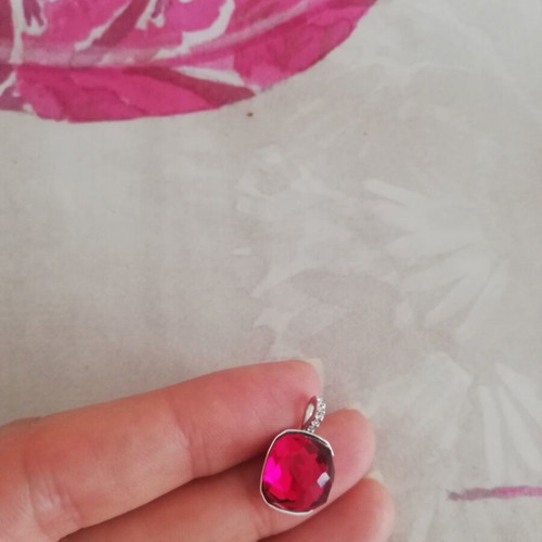 Swarovski red crystal pendant like new without chain