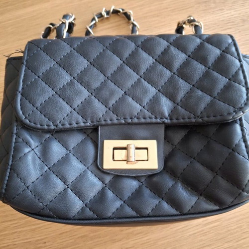 Women's black shoulder bag slightly used