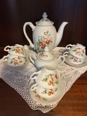 Vavaria porcelain coffee set like new with coffee pot, sugar bowl and 6 espresso cups