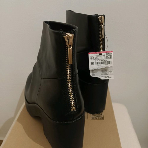 Boots new, black, size 39