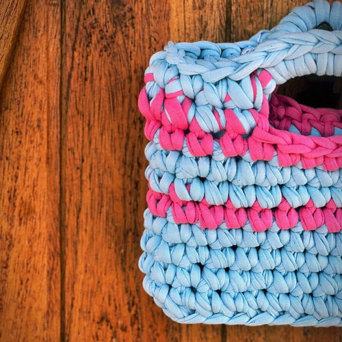 Two-tone knitted handbag blue with pink details