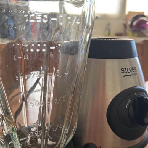 Blender with 1.5-liter glass bowl used
