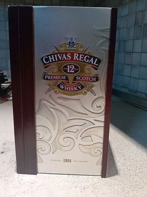 Chivas Regal 12 Years Old Premium Scotch Whisky Collectible Case like new