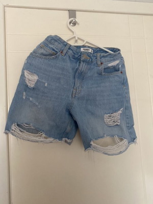 Jeans Bermuda shorts like new, ripped, Pull & Bear, size S