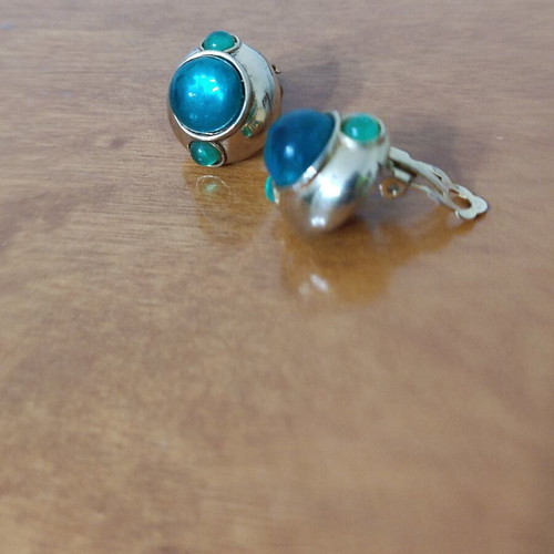 Vintage clip-on earrings like new, green stones