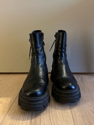 So Chic By Vsk boots used, size 38, black leather