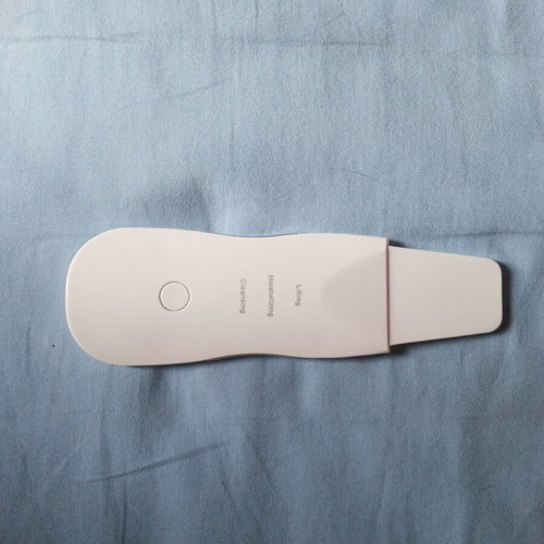 Ultrasonic facial cleansing and tightening device with spatula