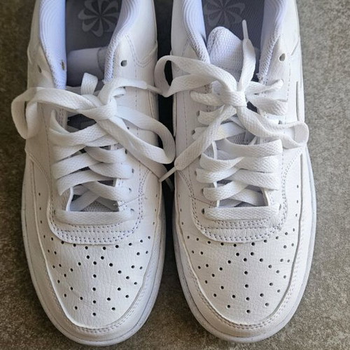 Nike boys' shoes size 40 like new, white