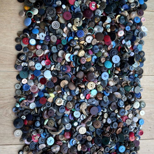 Vintage and retro mixed sewing buttons bulk lot, 1.55 kg