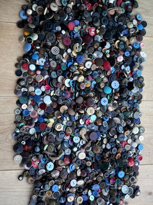 Vintage and retro mixed sewing buttons bulk lot, 1.55 kg