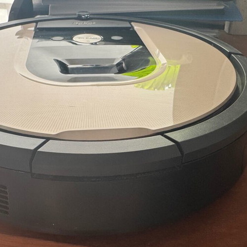 I Robot Roomba robotic vacuum like new, gold and black