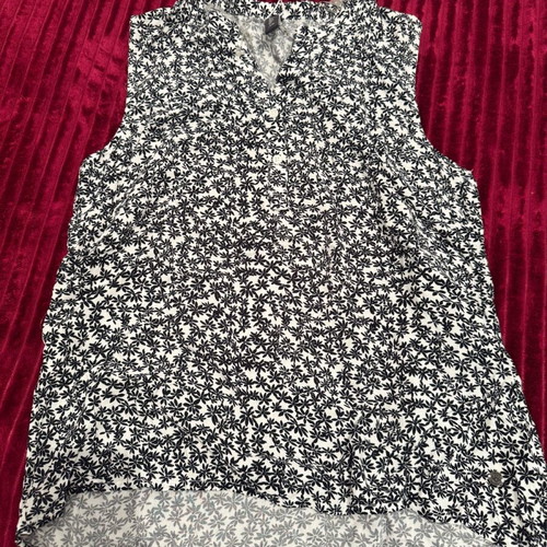 Sleeveless blouse new, size Medium, black and white with patterns