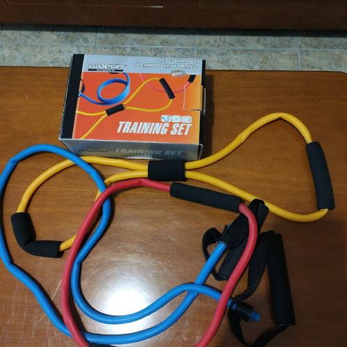 Fitness set like new with three resistance bands and box