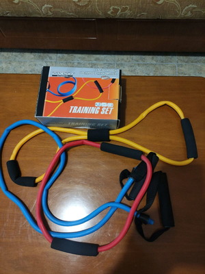 Fitness set like new with three resistance bands and box