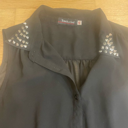 Black sleeveless shirt with studs like new