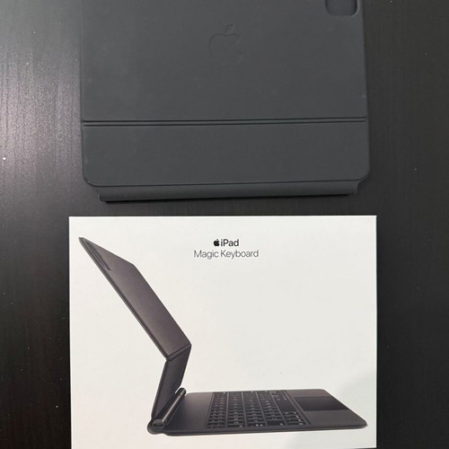 iPad Pro 11-inch 4th Gen 256GB with Magic Keyboard and Apple Pencil 2 like new