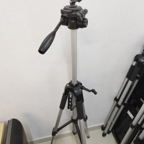 Camera tripod adjustable height like new