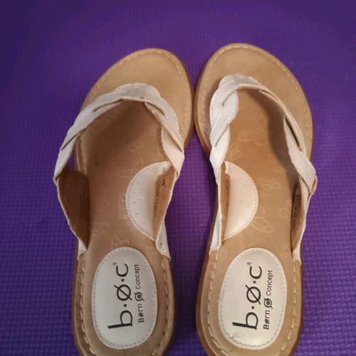 B.O.C Born Concept White Flip Flops Size 40 Like New Comfortable