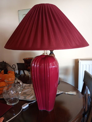 Porcelain table lamp like new, large, burgundy