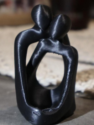 3D εκτυπωμένο μίνιμαλ αγαλματίδιο ζευγαριού που αγκαλιάζεται