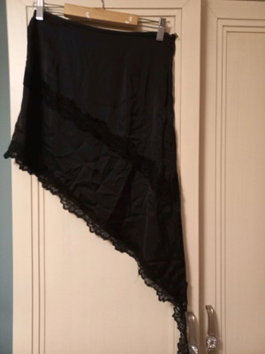 Satin skirt black like new, size M