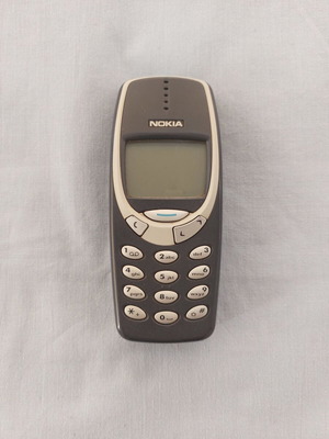Nokia 3310 mobile phone for parts or collectors